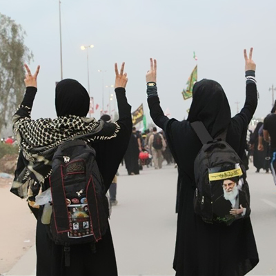 نصب پوستری با تصویر ۱۱ تن از شهدای جهان در مسیر راهپیمایی اربعین