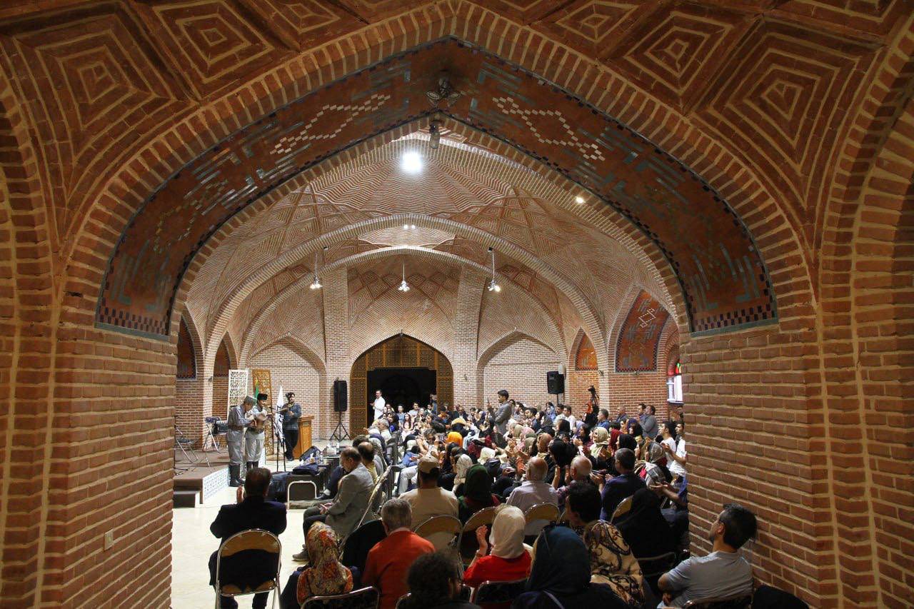 «بیرلیک گونشی» محفل شعر و موسیقی رد اردبیل برگزار شد